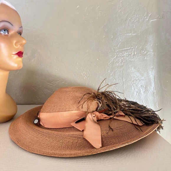 BREATHTAKING 1940s\' TAN STRAW WIDE BRIM HAT + BROWN FEATHERS + BAKELITE PIN main image 7